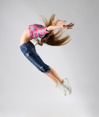 Genç modern dans eden kız kot pantolon