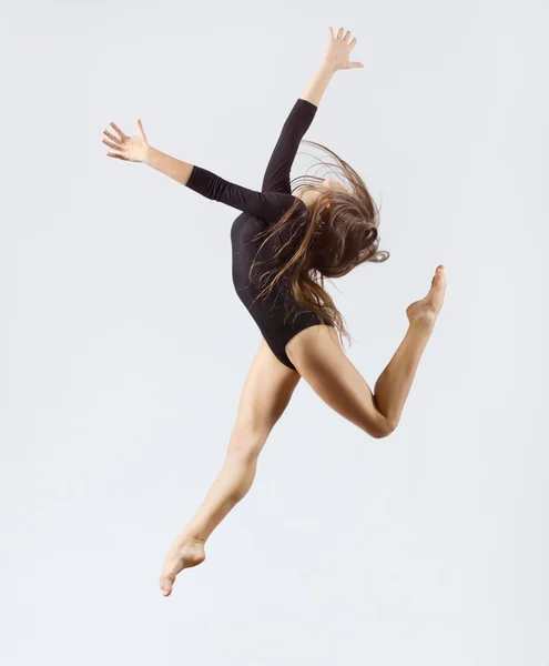 Giovane ragazza impegnata ginnastica d'arte — Foto Stock