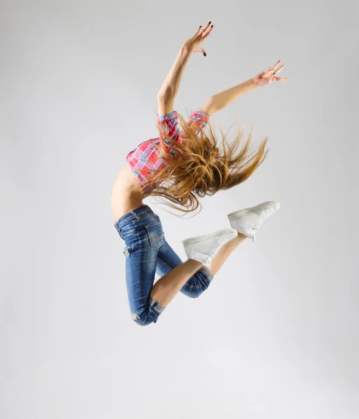 Joven bailarina moderna en jeans — Foto de Stock