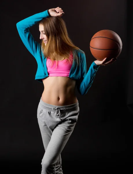 Mladá dívka s basketbalový míč — Stock fotografie