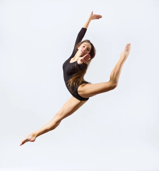 Menina jovem engajado arte ginástica — Fotografia de Stock