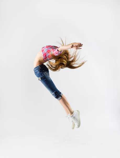 Jovem menina dança moderna em jeans — Fotografia de Stock