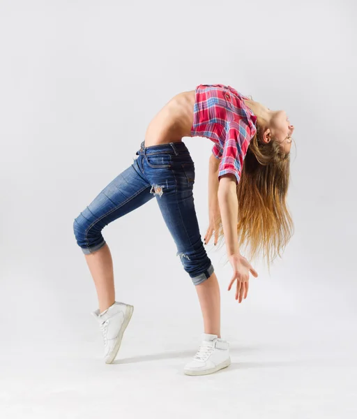 Unga moderna dansande flicka i jeans — Stockfoto