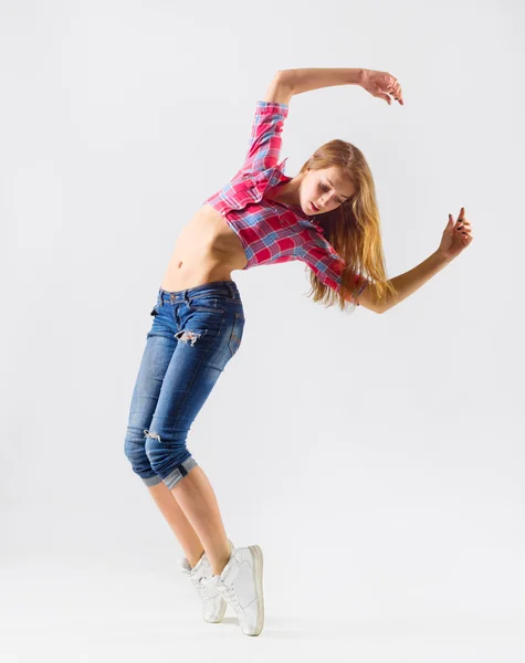 Jovem menina dança moderna em jeans — Fotografia de Stock