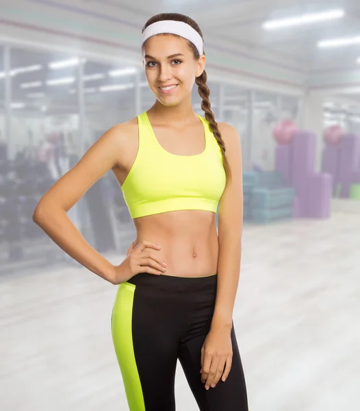 Sportliche Frau im Fitnessclub — Stockfoto