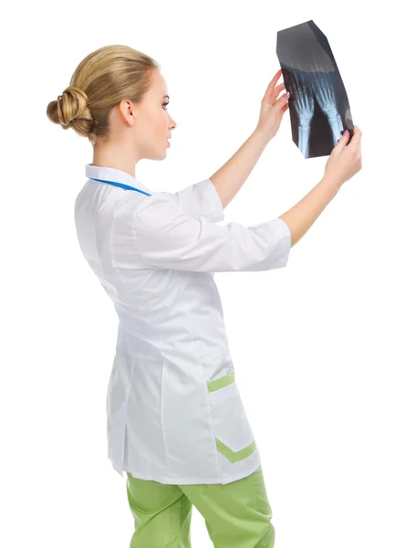 Jovem médico de uniforme com raio-X — Fotografia de Stock