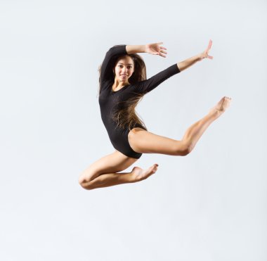 Genç kız jimnastik yapan