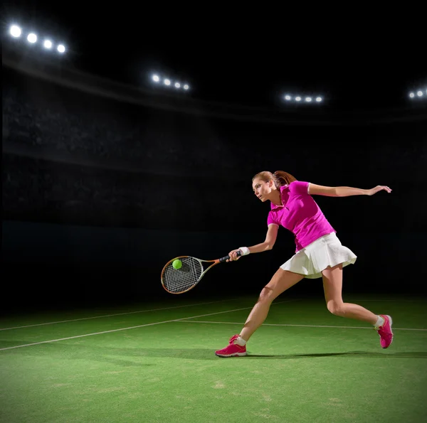 Joueuse de tennis sur le court — Photo