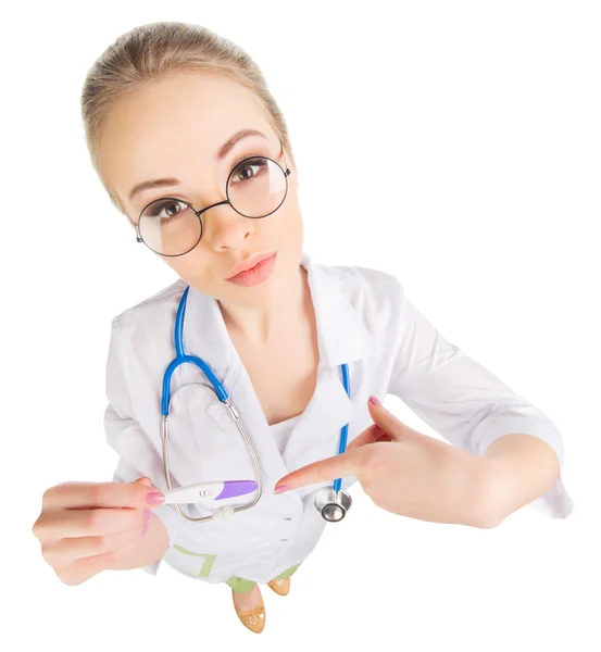 Jonge grappige dokter geïsoleerd — Stockfoto