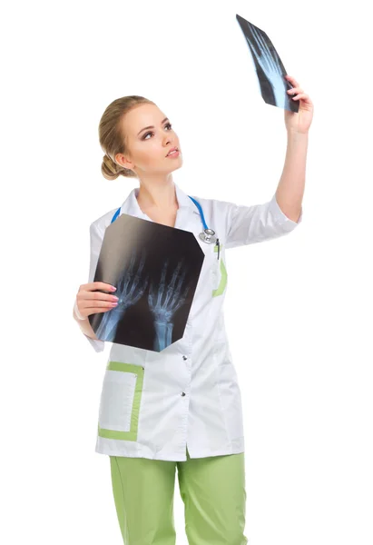 Junge Ärztin mit Röntgenbild — Stockfoto