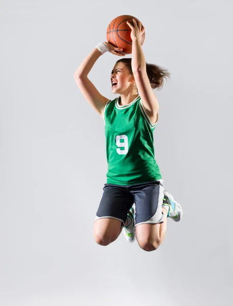 Jovem jogador de basquete menina — Fotografia de Stock