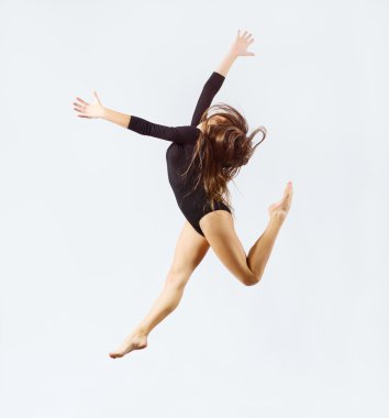 Genç kız jimnastik yapan