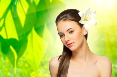 Çiçek geçmişi olan genç bir kız.