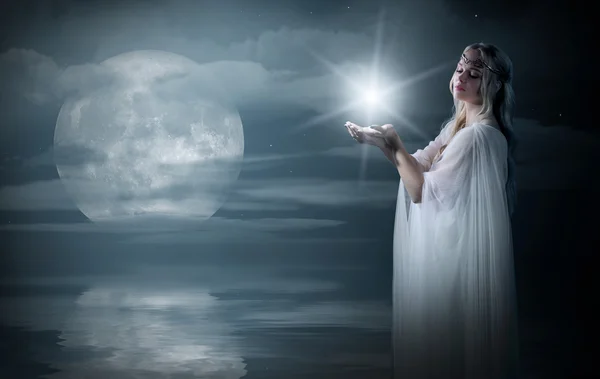 Star deniz kıyısında kızla genç Elf