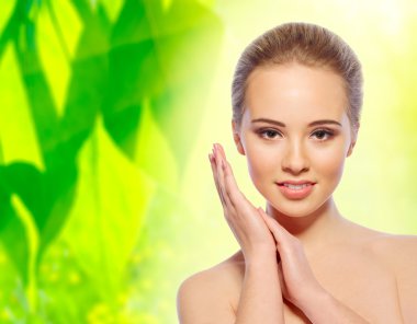 Bahar çiçek arka plan üzerinde sağlıklı kız