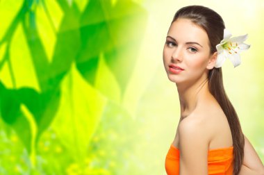 Bahar çiçek arka plan üzerinde sağlıklı kız