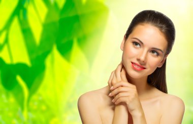 Bahar çiçek arka plan üzerinde sağlıklı kız