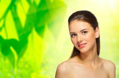 Bahar çiçek arka plan üzerinde sağlıklı kız