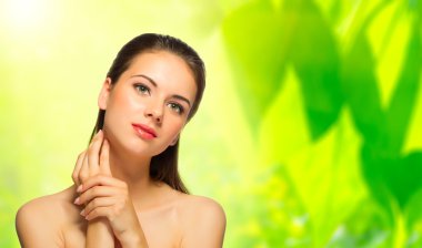 Bahar çiçek arka plan üzerinde sağlıklı kız