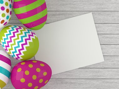 Pusula ile ahşap masanın üzerinde yatan Paskalya yumurtaları