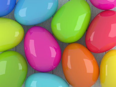 Ahşap masanın üzerinde yatan Paskalya yumurtaları