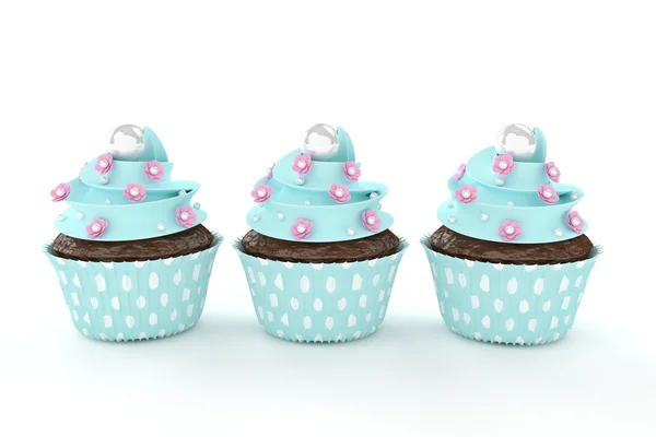 Três cupcakes doces com flores e pérolas isoladas em branco — Fotografia de Stock