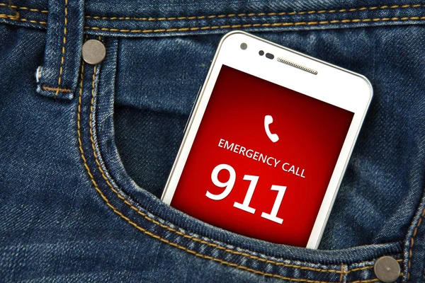 Téléphone portable dans la poche avec numéro d'urgence 911. focus sur scree — Photo