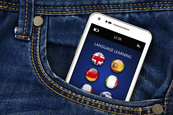 Telefone celular com aplicativo de aprendizagem de línguas no bolso jeans — Fotografia de Stock
