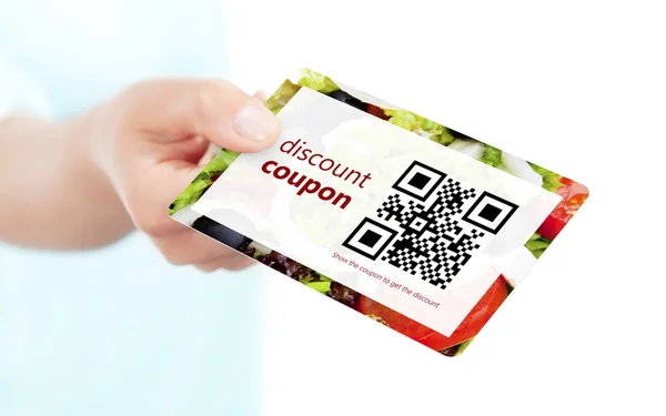 Mão segurando comida cupom de desconto com qr código isolado sobre whi — Fotografia de Stock