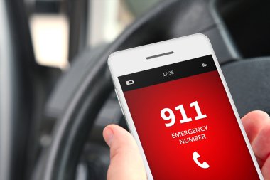 Acil durum numarası 911'i cep telefonu tutan el