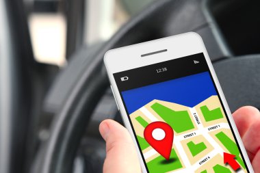 hareket eden telefon ile gps uygulama tutan el