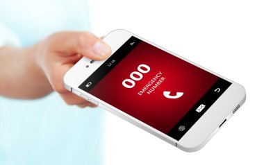 Acil durum numarası 000 ile cep telefonu tutan el
