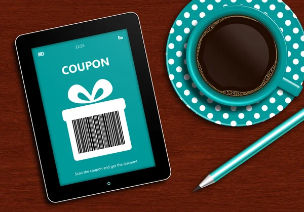 Tablet met korting coupon en kopje koffie liggen op Bureau — Stockfoto