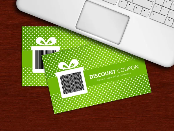 Coupons de réduction de printemps avec ordinateur portable couché sur la table — Photo