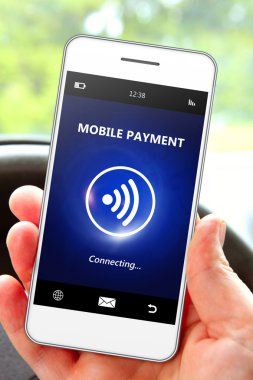 hareket eden telefon ile mobil ödeme tutan el