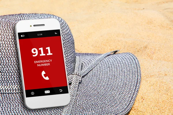 Téléphone portable avec numéro d'urgence 911 sur la plage — Photo