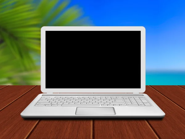 Laptop em mesa de madeira com costa riviera no fundo — Fotografia de Stock