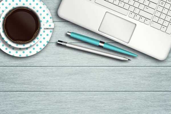 Espaço de trabalho com computador, caneta, lápis e xícara de café — Fotografia de Stock