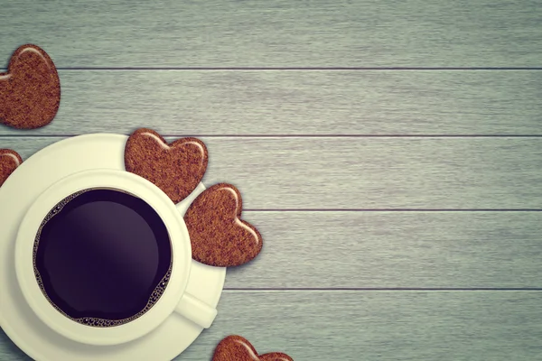 Kubek kawy z serca ciasteczka leżącego na drewnianym stole Zdjęcia Stockowe bez tantiem