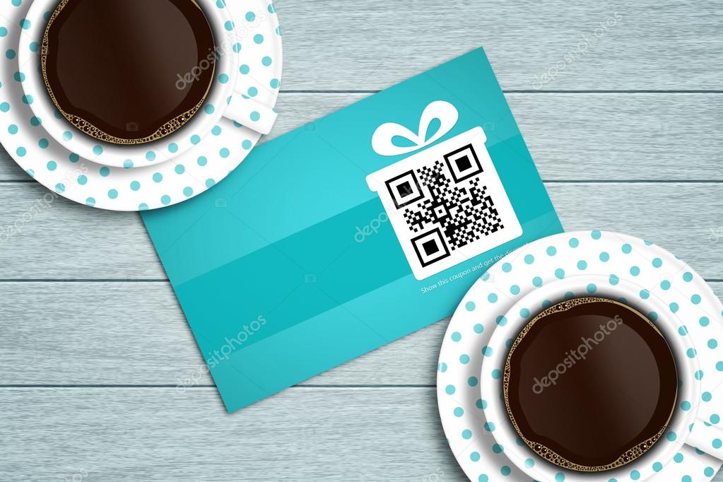 Coupon de réduction couché sur un bureau en bois avec café image libre