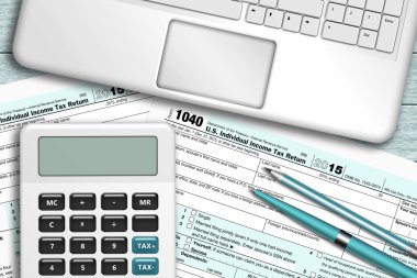 vergi form 1040 ahşap masanın üstüne yalan ile hesap makinesi 