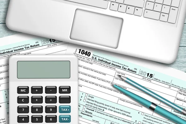 vergi form 1040 ahşap masanın üstüne yalan ile hesap makinesi 