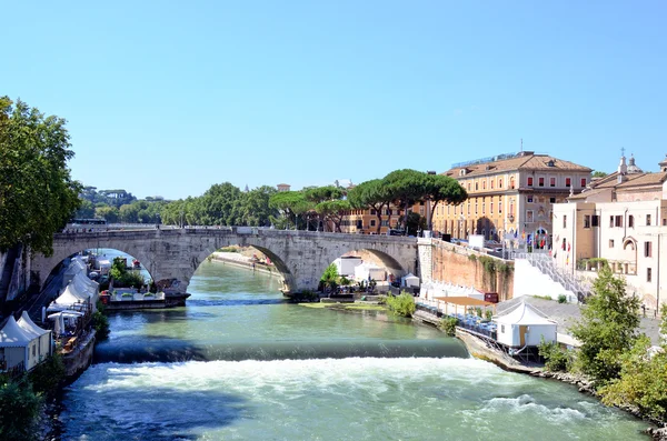 Isola sul fiume Tevere a Roma, Italia — Foto Stock