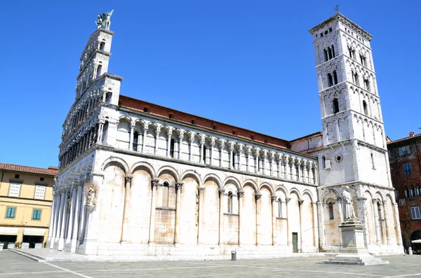 Widok na średniowieczną katedrę San Michele. Lukka — Zdjęcie stockowe