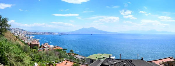 Nápoles con el famoso Monte Vesubio en el fondo, Campania, Italia —  Fotos de Stock