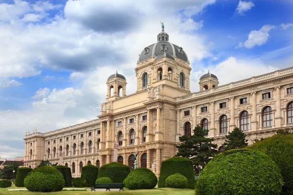 Museum with park in Vienna — Stock Photo, Image