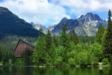 Slovakya 'daki Strbske Pleso Dağı ve High Tatras Gölü