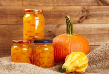 Ahşap duvar raf sonbahar sebze korunmuş