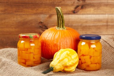 Ahşap duvar raf sonbahar sebze korunmuş