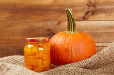 Ahşap duvar raf sonbahar sebze korunmuş